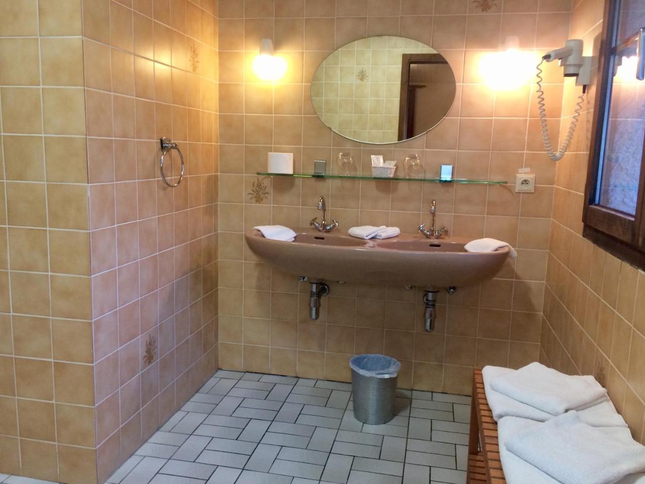 Hotel La Venerie Virton Extérieur photo
